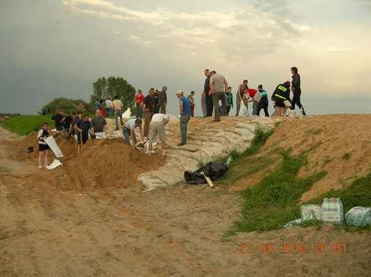 Powódź maj 2010
Umacnianie wału na Wiśle w Rakowie.
