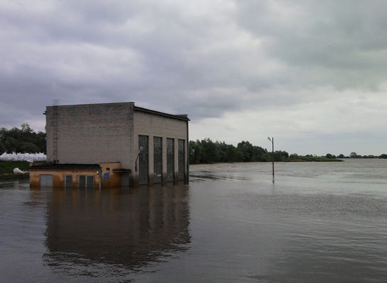 Pompownia w Dobrzykowie.
Stara pompownia w Dobrzykowie, za nią rozkopany wał na Wiśle.
Tutaj woda wraca do Wisły.
