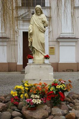 Jezus przed kościołem J. Chrzciciela
