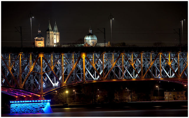 Iluminacja mostu Piłsudskiego wraz z katedrą
Nocne zdjęcie mostu z przystani od strony Radziwia. 29.9.2008 godzina 21:00.
Trzy ujęcia w HDR (-1,5 Ev, 0 Ev, +1,5 Ev), Nikon D80 18-135 Nikor
Słowa kluczowe: most Piłsudskiego hdr iluminacja katedra nocne