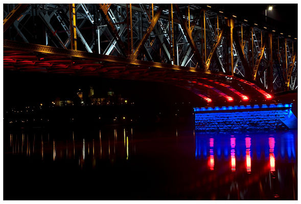 Iluminacja
Nocne zdjęcie mostu i Katedry od strony Radziwia. 31.09.2008 Nikon D80 18-135 Nikor 
Słowa kluczowe: most Piłsudskiego iluminacja katedra nocne hdr