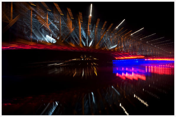 Rozmycie
Nocne zdjęcie mostu z przystani od strony Radziwia. 31.09.2008
Nikon D80 18-135 Nikor
Słowa kluczowe: most Piłsudskiego iluminacja katedra nocne efekt zoom