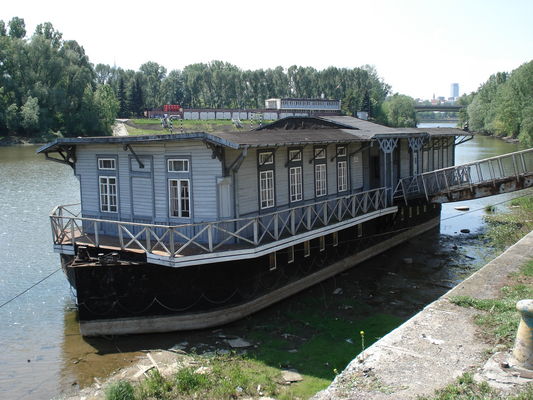 Stara przystań - dziób
Po tym jak przeczytałem o odnalezieniu starej przystani wybraliśmy się z żoną na spacer do Portu Praskiego i tak powstała ta fotka. Widoczny dziób oraz lewa burta.

[url=http://miasta.gazeta.pl/plock/1,35681,4122563.html]http://miasta.gazeta.pl/plock/1,35681,4122563.html[/url] 
Słowa kluczowe: stara przystań