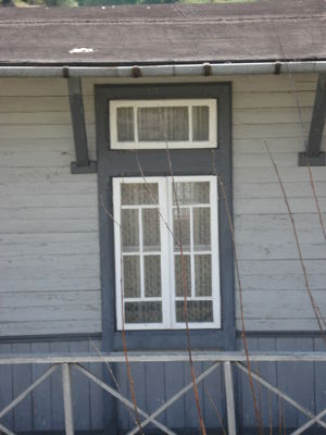 Stara przystań - okno
Po tym jak przeczytałem o odnalezieniu starej przystani wybraliśmy się z żoną na spacer do Portu Praskiego i tak powstała ta fotka. Na zdjęciu widoczne okno znajdujące się w nadbudówce części dziobowej. Wdoczny też płotek.
Słowa kluczowe: przystań