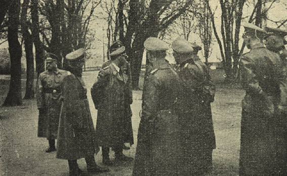 Himmler - trzeci od lewej
Plac za Tumem był tylko dla Niemców 

'Płock w starej fotografii' - [url=http://www.galeria.e-plock.pl/]http://www.galeria.e-plock.pl/[/url]
