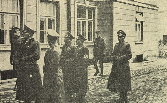 SS na terenie Seminarium Duchownego - 1940 rok
'Płock w starej fotografii' - [url=http://www.galeria.e-plock.pl/]http://www.galeria.e-plock.pl/[/url]
