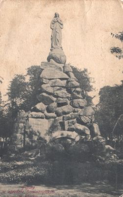 Figura w ogrodzie seminaryjnym - 1915 r.
'Płock w starej fotografii' - [url=http://www.galeria.e-plock.pl/]http://www.galeria.e-plock.pl/[/url]
