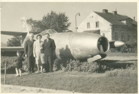 Samolot na Placu Obrońców Warszawy
Miejsce, gdzie obecnie znajduje sie pomnik W. Broniewskiego.
Rok 1962 lub 1963.
