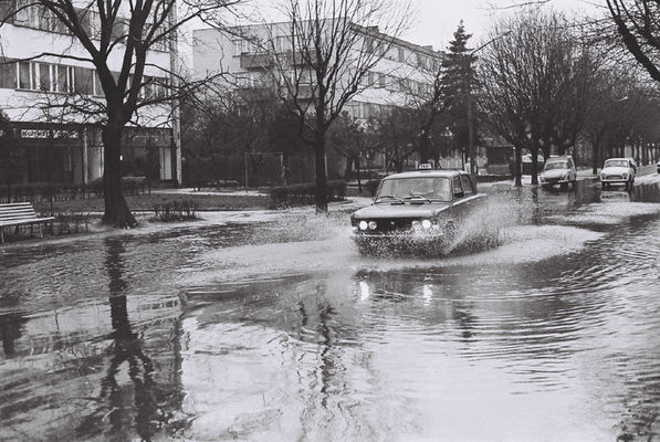 po deszczu na ulicy Kolegialnej 1985
Słowa kluczowe: płock ulica kolegialna woda