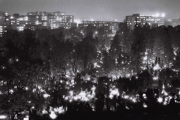 Cmentarz miejski
Słowa kluczowe: cmentarz płock światła memento mori