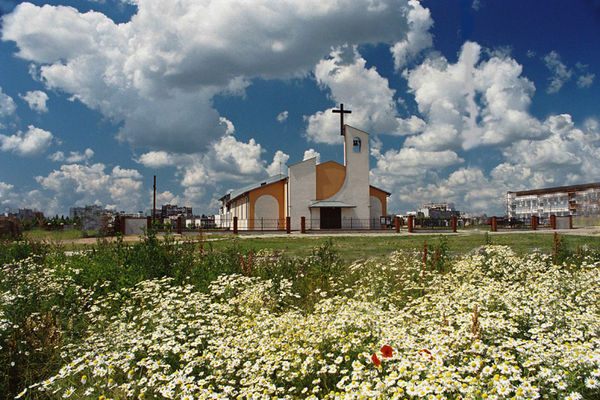 Kościół parafialny w Płocku w dzielnicy Podolszyce Płn. pod wezwanien Świętego Krzyża
fotografia została wykonana w 2003 roku, ale obecnie, jak widzę, nic się nie zmieniło. Ta fotografia miała stanowić ilustrację nowoczesnej architektury w Płocku, ale planowane wydawnictwo albumowe, o roboczym, zastrzeżonym, tytule: "sztuka sakralna Płocka" dopiero będzie.
Słowa kluczowe: kościół świątynia krajobraz łąka niebo chmury płock podolszyce