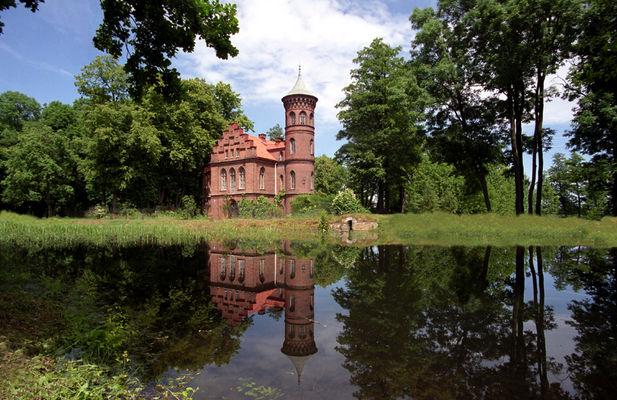 zameczek w Nowym Duninowie (1835)
 
Słowa kluczowe: pałacyk zabytek park odbicie lustro duninow staw