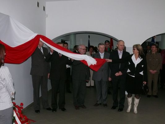 Nadanie imienia Bohaterów Bitwy nad Bzurą dla Gimnazjum w Wyszogrodzie.
Chwile przed odsłonięciem  tablicy w związku z nadaniem imienia szkole.
