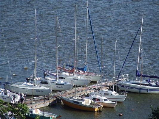 Przystań
Zbliżenie fragmentu przystani Klubu Żeglarskiego w Płocku  
Słowa kluczowe: żeglarstwo, żaglówki, yacht, yachting