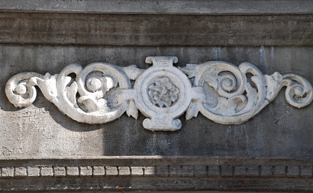 snycerka nad drzwiami wejściowymi w kamienicy przy ul. 1 Maja 2
