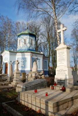 Grobowiec akwarelisty Aleksego Kiriuszyna
na cmentarzu przy ul. Norbertańskiej
Słowa kluczowe: Kiriuszyn cmentarz Norbertańska malarz