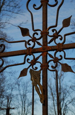 detal  z zaniedbanego  grobu na cmentarzu przy ul. Norbertańskiej
Słowa kluczowe: krzyż cmentarz Norbertańska