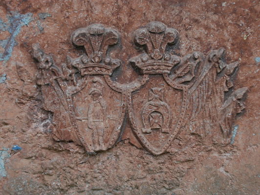 fragment grobowca przy XVIII wiecznym kościele w Brwilnie
