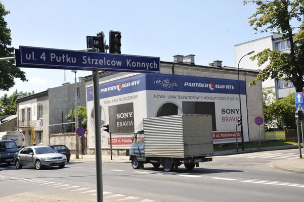 Skrzyżowanie Al Kilińskiego z ulicą o nowej nazwie.
Do niedawna była to skrzyżowanie z ul. Sienkiewicza lub Wyszogrodzką
Słowa kluczowe: 4 Pułku Strzelców Konnych