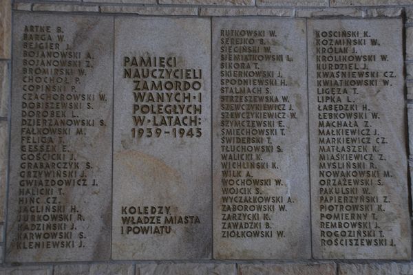 Tablica pamięci, zawieszona w Domu Wł. Broniewskiego przy ul. Kościuszki, gdzie mieści się Związek Nauczycielstwa Polskiego
tablica sfotografowana na prośbę p. Krzysztofa
Słowa kluczowe: tablica ZNP Dom Broniewskiego