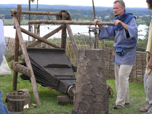 II Piknik Archeologiczno-Etnograficzny
Dymarka - dawny piec z którego otrzymywano żelazo
Słowa kluczowe: piknik