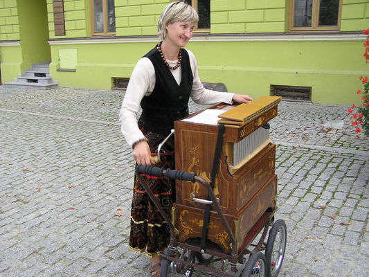 Katarynka na Starym Rynku
Pasjonatka katarynek
Słowa kluczowe: Katarynka