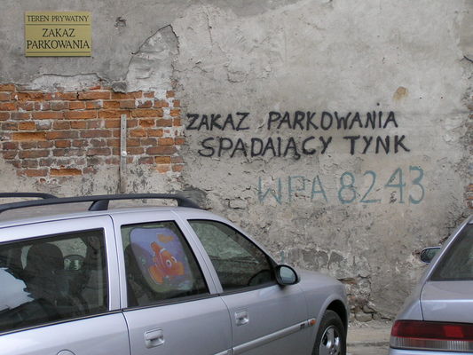 Zakaz parkowania - spada"i"ący tynk
Miejscówka tylko dla WPA 8243, no i kto mu zajmie miejsce? ul. Małachowskiego podwórko
Słowa kluczowe: małachowskiego