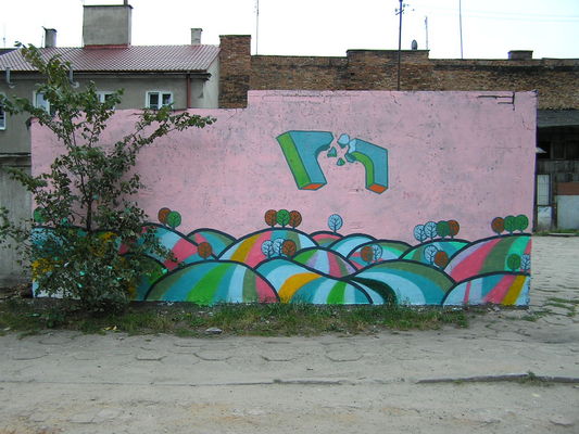 Mural "Łąka"  autorstwa IXI Color, Podwórko ul. Sienkiewicza 45
Malowidło na ścianie w podwórku na Starym Mieście
Słowa kluczowe: mural, Stare Miasto