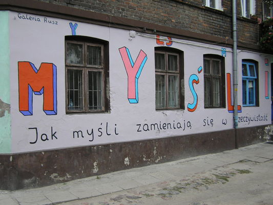 Mural "Jak myśli zmieniają się w rzeczywistość" autor: Galeria Rusz ul.Kwiatka 16
Malowidło na ścianie na podwórku Starego Miasta
Słowa kluczowe: mural, Stare Miasto