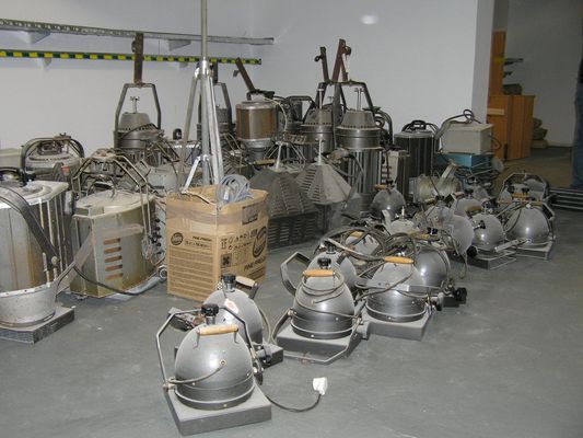 Teatr Dramatyczny w Płocku
Nocne zwiedzanie - teatr od kulis
Zdemontowane stare wysłużone reflektory - składowane w pomieszczeniu pod widownią odkrytym podczas remontu teatru
Słowa kluczowe: tear kulisy