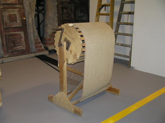 Teatr Dramatyczny w Płocku
Nocne zwiedzanie - teatr od kulis
Maszyna służąca do wytwarzania odgłosu wiatru
Słowa kluczowe: tear kulisy