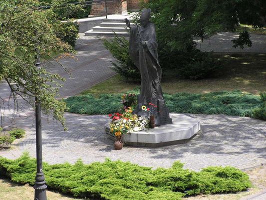 Pomnik Jana Pawła II
Widok z okna Muzeum Diecezjalnego
Słowa kluczowe: papież jan paweł II pomnik