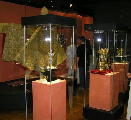 Muzeum Diecezjalne - Skarbiec
Muzeum Diecezjalne - skarbiec

Na zdjęciu najcenniejsze zabytki:
 - środkowa gablota - Herma św. Zygmunta
 - z prawej strony kielich Konrada Mazowieckiego z XIII w.

Opis z Wikipedii :"W roku 1166 biskup Werner przywiózł do Płocka z Akwizgranu jako dar cesarza Fryderyka I część czaszki św. Zygmunta. Król polski Kazimierz Wielki zamówił u złotników krakowskich kosztowną hermę, popiersie Świętego, w którym umieszczono tę relikwię. Hermę zdobi diadem piastowski z XIII w., ozdobiony szafirami, rubinami i perłami"
Słowa kluczowe: muzeum diecezjalne skarbiec herma kielich patera