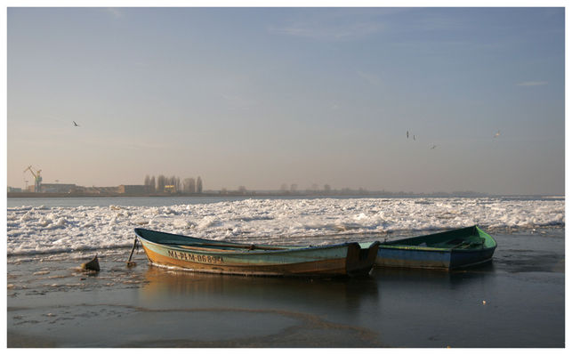 łódki
lekko przymarzły
