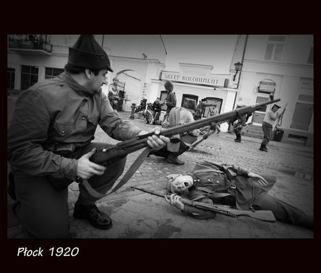 Obrona Płocka
inscenizacja historyczna obrony płocka przed bolszewikami z 1920r- miejsce plac Narutowicza 
