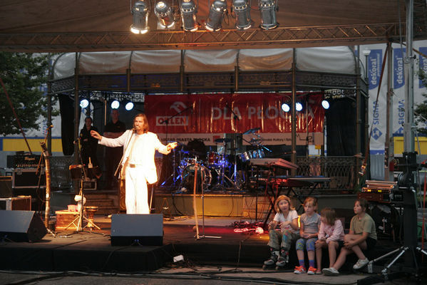 koncert Sambora Dudzińskiego - Stary Rynek.
przesympatyczny gość, świetna zabawa w deszczu.
