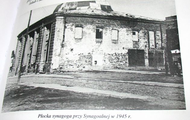 Synagoga
Synagoga przy ul. Synagogalnej w Płocku - 1945r

Zdjęcie pochodzi z książki: "Płock we wspomnieniach"
Słowa kluczowe: synagoga, 1945