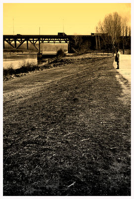 obserwator
Pewnego popołudnia ten oto człowiek obserwował przejeżdżające po moście samochody. Po dłuższej chwili udał się w nieznanym mi kierunku a ja wróciłem do domu. Oto niezwykła historia tego zdjęcia. 
Słowa kluczowe: most przeprawa legionów piłsudskiego wisła rzeka