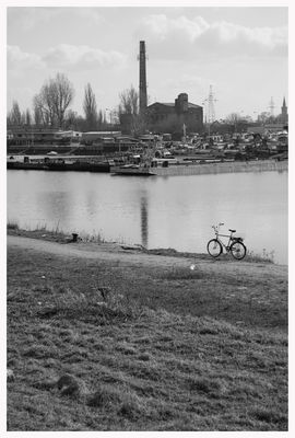 stocznia
Tradycje płockiego przemysłu stoczniowego sięgają lat dwudziestych naszego stulecia. Wtedy to po lewej stronie Wisły powstały pierwsze prywatne warsztaty naprawy i budowy drewnianych barek rzecznych, które funkcjonowały do wybuchu II Wojny Światowej i stanowiły początek Płockiej Stoczni Rzecznej. Podczas okupacji Niemcy produkowali w niej sekcje łodzi podwodnych i okręty patrolowe a u schyłku wojny opuszczając w pośpiechu miasto wysadzili w powietrze urządzenia i zatopili tabor rzeczny.
Po wojnie grupa entuzjastów przystąpiła do porządkowania oraz uruchomienia zakładu. 
Nie mając odpowiedniego wyposażenia i sprzętu ówczesna załoga zdołała wyremontować ponad 180 jednostek pływających. Większości z nich stanowiły barki wydobyte z dna Wisły i portu.
Lata 60 to okres przebudowy i modernizacji zakładu. Utworzono wówczas warunki do budowy coraz większej ilości różnorodnych jednostek, od drewnianych do stalowych, z napędem i bez, o tonażu początkowo od 200 - 500 t, wzrastającym w kolejnych latach od 1300 do 3000 t
Wtedy to Płocka Stocznia Rzeczna stała się największą śródlądową stocznią w Polsce i jedną z największych śródlądowych stoczni w Europie.
Źródło: http://www.centromost.com.pl/

