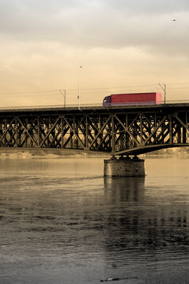 przeprawa
Dnia 13 marca 2009 roku ta oto czerwona ciężarówka przejechała po moście im.Legionów Piłsudskiego przeprawiając się w ten sposób przez rzekę wisłę.
Słowa kluczowe: most przeprawa piłsudski wisła 