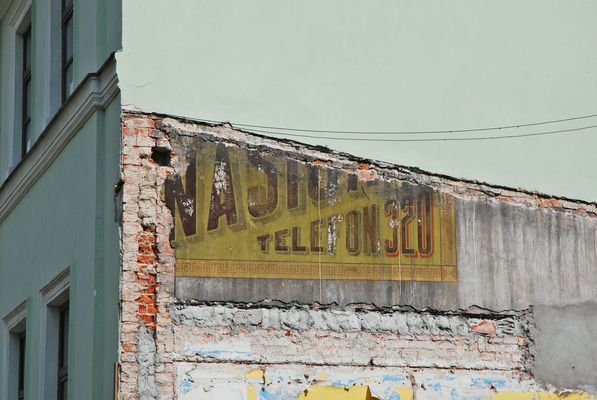 Stara reklama Nasion, ul. Tumska
Dzięki wyburzeniu pechowego sklepu, w którym przez ostatnią dekadę znajdowało się wszystko, po 4 zł i nie tylko. Od dywanów przez buty do misz maszu za grosze - widzimy kawałek jedynej chyba zachowanej reklamy przedwojennej. Ładne wykończenie greckim wzorem, wyraźne barwy. Sklep oferował Nasiona. Na uwagę zasługuje nr. 320 - fakt nie był on jeszcze tak popularny jak dziś.
Słowa kluczowe: Reklama, Ul. Tumska, Płock przed wojną, sklepy