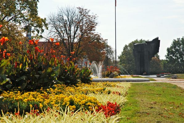 Plac Obrońców Warszawy jesienią
Dawny Plac Piłsudskiego, Floriański, Kocha jesienią. Na drugim planie widoczny pomnik Broniewskiego i wieża kościoła na Górkach im. Maksymiliana Kolbe.
Słowa kluczowe: Plac obrońców Warszawy, jesień, Broniewski