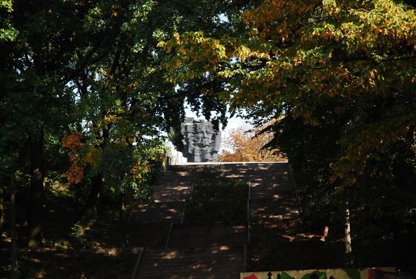 Płocka jesień - widok na pomnik W. Broniewskiego
Piękna płocka jesień, widok na schody prowadzące do pomnika znanego płockiego poety, dawniej plac Kamiuszczki - amfiteatr za czasów pierwszych Piastów.
Słowa kluczowe: Broniewski, jesień, Mostowa, pomnik, schody, Kamiuszczki