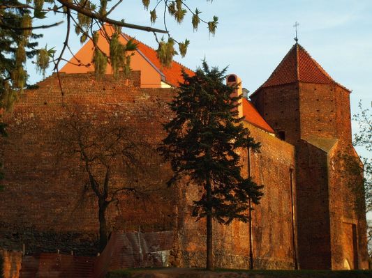 Baszta szlachecka i mury zamkowe
