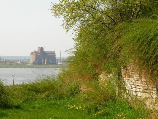 w bok od Mostówki - ruiny
