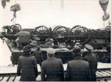 zarządzający usuwaniem wykolejonego pociągu obserwują akcję
powódź 1982r. Radziwie
Słowa kluczowe: wojsko powódź Radziwie Płock 1982r.