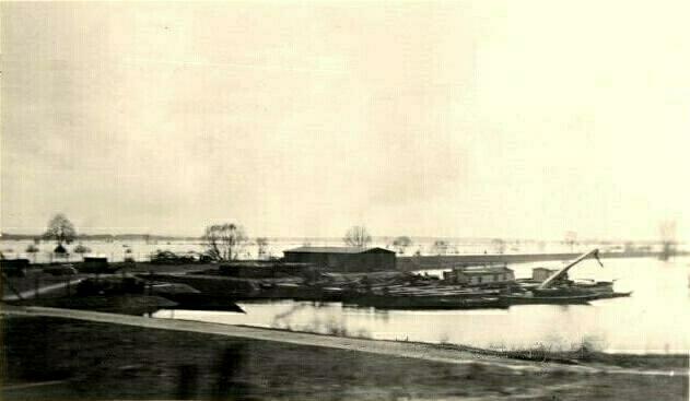 przystań na Radziwiu i wylew Wisły ?
30.04.1941r. - zdjęcie oficera niemieckiego znalezione w sieci
Słowa kluczowe: przystań Radziwie wylew Wisły 1941r.