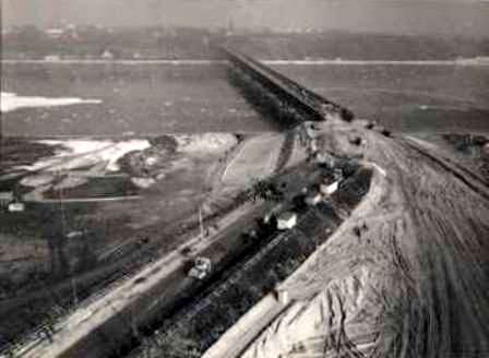 widok z góry na odbudowany nasyp kolejowo-mostowy
Radziwie 1982r.
Słowa kluczowe: powódź 1982r. Radziwie Płock