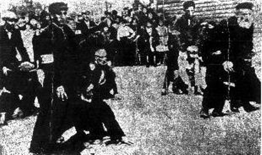 żydzi z opaskami na ręku w getcie
Gąbin, 1940r.
Słowa kluczowe: getto Gąbin 1940R.