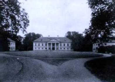 pałac Nakwaskich w Małej Wsi spalony w 1915r. przez Rosjan
dzisiaj pozostały resztki parku, ślady alejek, stawów
